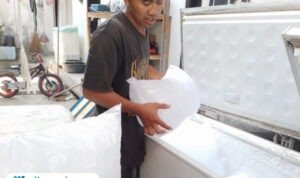 Foto: Sholihin sedang menyiapkan es kristal (Mitrapost.com/ dok pribadi)