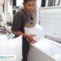 Foto: Sholihin sedang menyiapkan es kristal (Mitrapost.com/ dok pribadi)