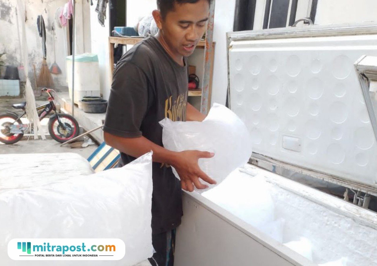 Foto: Sholihin sedang menyiapkan es kristal (Mitrapost.com/ dok pribadi)
