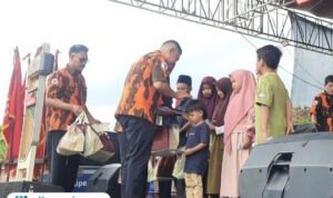 Foto: Ketua MPC Pemuda Pancasila Kabupaten Pati, Eko Kuswanto saat memberikan santunan kepada anak yatim dalam rangka HUT ke-66 (Mitrapost.com/ Kafi) Foto: Ketua MPC Pemuda Pancasila Kabupaten Pati, Eko Kuswanto saat memberikan santunan kepada anak yatim dalam rangka HUT ke-66 (Mitrapost.com/ Kafi)