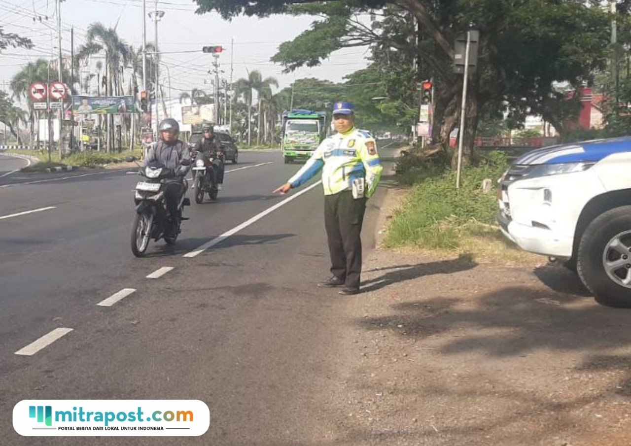 Foto: pengecekan jalan Cengkalsewu perbatasan dengan Kudus usai dilakukan perbaikan (Mitrapost.com/ DPUTR Pati)