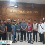 Foto: Aliansi Pati Bangkit (APB) saat berfoto bersama dengan Ketua DPRD Kabupaten Pati, Ali Badrudin dan Anggota DPRD Kabupaten Pati usai audiensi (Mitrapost.com/ Kafi)