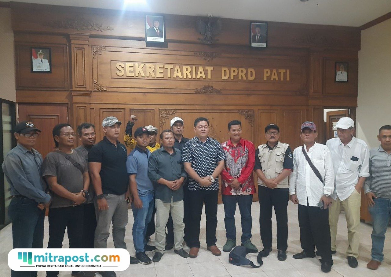 Foto: Aliansi Pati Bangkit (APB) saat berfoto bersama dengan Ketua DPRD Kabupaten Pati, Ali Badrudin dan Anggota DPRD Kabupaten Pati usai audiensi (Mitrapost.com/ Kafi)
