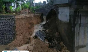 Foto: pondasi jembatan di Desa Pelemgede, Kecamatan Pucakwangi rusak karena tergerus air (Mitrapost.com/ dok pribadi) Foto: pondasi jembatan di Desa Pelemgede, Kecamatan Pucakwangi rusak karena tergerus air (Mitrapost.com/ dok pribadi)