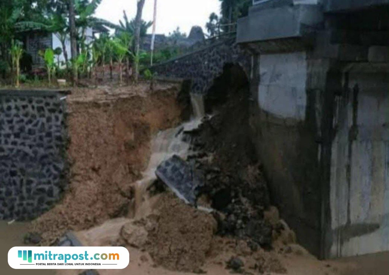 Foto: pondasi jembatan di Desa Pelemgede, Kecamatan Pucakwangi rusak karena tergerus air (Mitrapost.com/ dok pribadi) Foto: pondasi jembatan di Desa Pelemgede, Kecamatan Pucakwangi rusak karena tergerus air (Mitrapost.com/ dok pribadi)