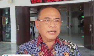Foto: Bupati Pati Sudewo saat di wawancara oleh wartawan usai shalat Jumat (Mitrapost.com/ Kafi)