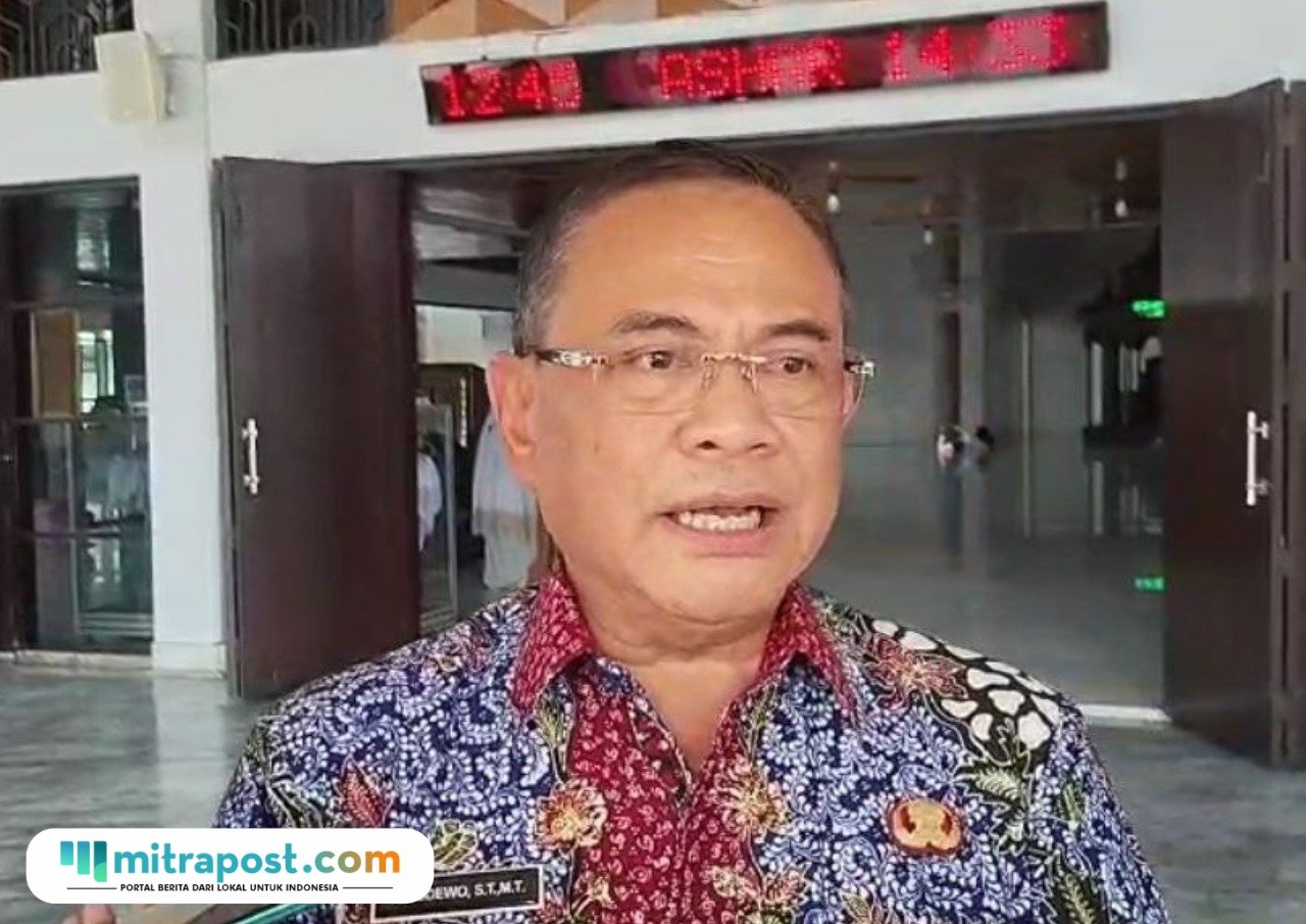 Foto: Bupati Pati Sudewo saat di wawancara oleh wartawan usai shalat Jumat (Mitrapost.com/ Kafi) Foto: Bupati Pati Sudewo saat di wawancara oleh wartawan usai shalat Jumat (Mitrapost.com/ Kafi)