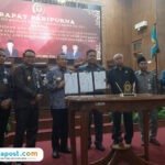 Foto: Bupati Pati Sudewo dan Ketua DPRD Kabupaten Pati menunjukkan nota kesepakatan KUA-PPAS APBD Kabupaten Pati tahun anggaran 2026 (Mitrapost.com/ Kafi)