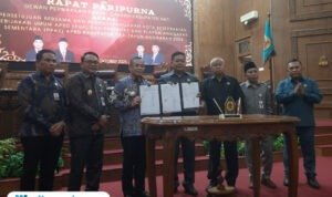 Foto: Bupati Pati Sudewo dan Ketua DPRD Kabupaten Pati menunjukkan nota kesepakatan KUA-PPAS APBD Kabupaten Pati tahun anggaran 2026 (Mitrapost.com/ Kafi)