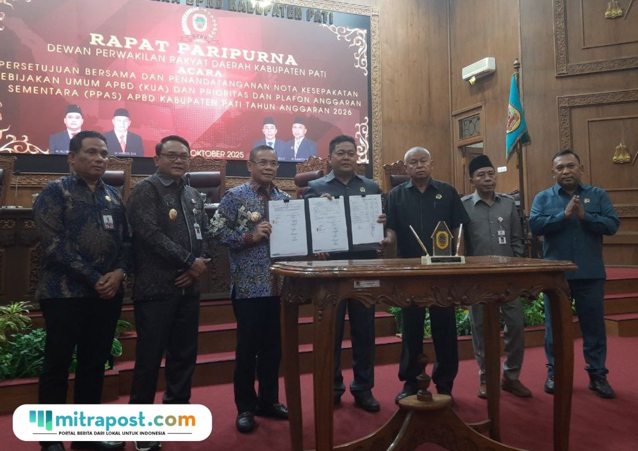 Foto: Bupati Pati Sudewo dan Ketua DPRD Kabupaten Pati menunjukkan nota kesepakatan KUA-PPAS APBD Kabupaten Pati tahun anggaran 2026 (Mitrapost.com/ Kafi) Foto: Bupati Pati Sudewo dan Ketua DPRD Kabupaten Pati menunjukkan nota kesepakatan KUA-PPAS APBD Kabupaten Pati tahun anggaran 2026 (Mitrapost.com/ Kafi)