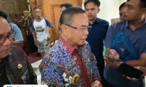 Foto: Bupati Pati Sudewo usai menghadiri rapat paripurna persetujuan bersama Kebijakan Umum Anggaran (KUA) dan Prioritas Plafon Anggaran Sementara (PPAS) APBD Tahun 2026 bersama DPRD Kabupaten Pati, Jumat (24/10/2025) (Mitrapost.com/ Kafi)