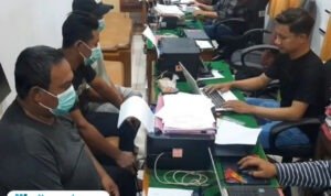 Foto: polisi tangkap tiga pelaku perusak warung rica-rica di Jakenan (Mitrapost.com/ Kafi) Foto: polisi tangkap tiga pelaku perusak warung rica-rica di Jakenan (Mitrapost.com/ Kafi)