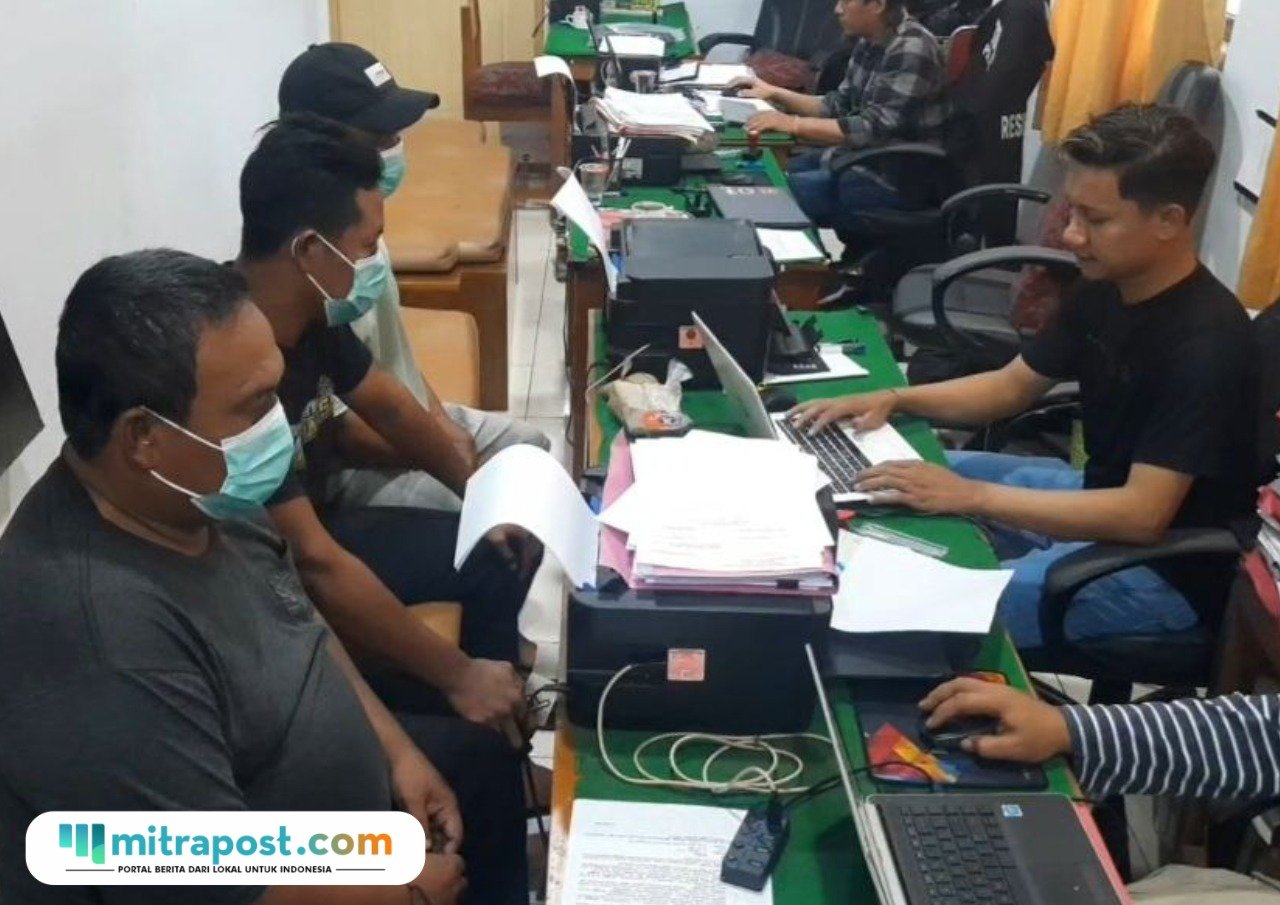 Foto: polisi tangkap tiga pelaku perusak warung rica-rica di Jakenan (Mitrapost.com/ Kafi) Foto: polisi tangkap tiga pelaku perusak warung rica-rica di Jakenan (Mitrapost.com/ Kafi)