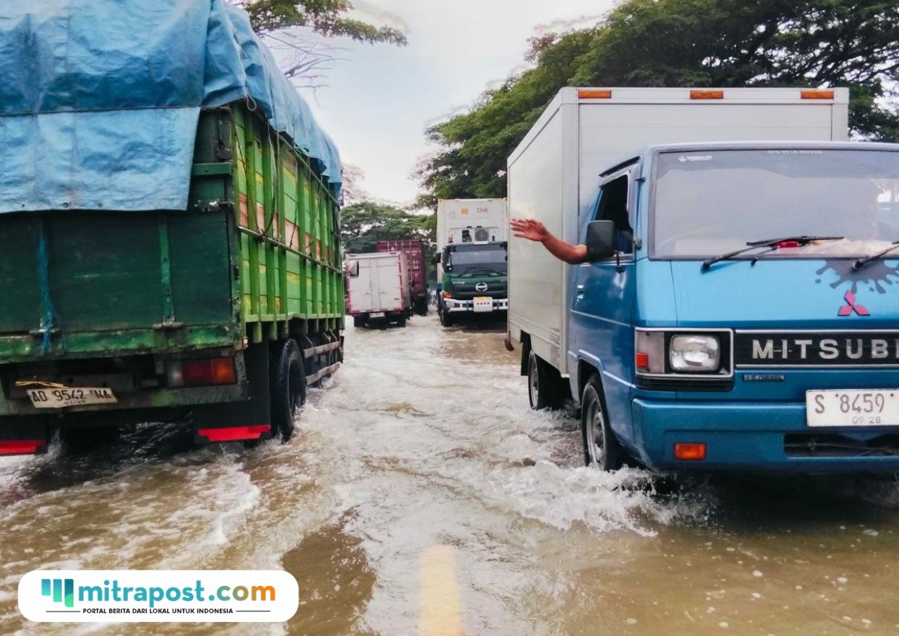 Foto : Kondisi banjir di Jalan Pantura Batangan - Rembang, Senin (27/10/2025) pagi. (Sumber. Mitrapost.com/ ilham)