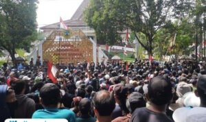 Foto: massa aksi demonstrasi pada tanggal 13 Agustus 2025 (Mitrapost.com/ Kafi) Foto: massa aksi demonstrasi pada tanggal 13 Agustus 2025 (Mitrapost.com/ Kafi)