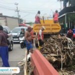 Petugas DPU Kota Semarang Bersihkan Sampah dan Sedimen di Sejumlah Saluran Air/semarangkota