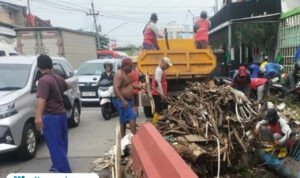 Petugas DPU Kota Semarang Bersihkan Sampah dan Sedimen di Sejumlah Saluran Air/semarangkota