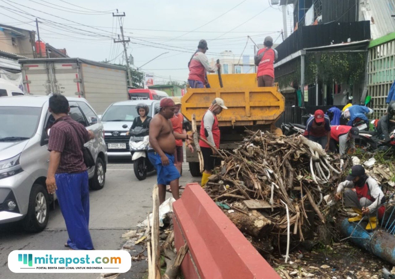Petugas DPU Kota Semarang Bersihkan Sampah dan Sedimen di Sejumlah Saluran Air/semarangkota