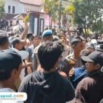 Foto : Massa Pendukung Bupati Pati Sudewo saat mengawal Hak Angket DPRD Pati, awal Oktober lalu. (Sumber. Mitrapost.com/ Kafi)