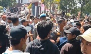 Foto : Massa Pendukung Bupati Pati Sudewo saat mengawal Hak Angket DPRD Pati, awal Oktober lalu. (Sumber. Mitrapost.com/ Kafi)