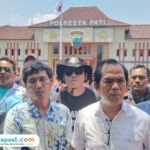 Foto: Warga yang tergabung dalam Masyarakat Pati Bersatu (MPB) menggeruduk Markas Polresta Pati (Mitrapost.com/ Kafi)