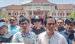 Foto: Warga yang tergabung dalam Masyarakat Pati Bersatu (MPB) menggeruduk Markas Polresta Pati (Mitrapost.com/ Kafi)