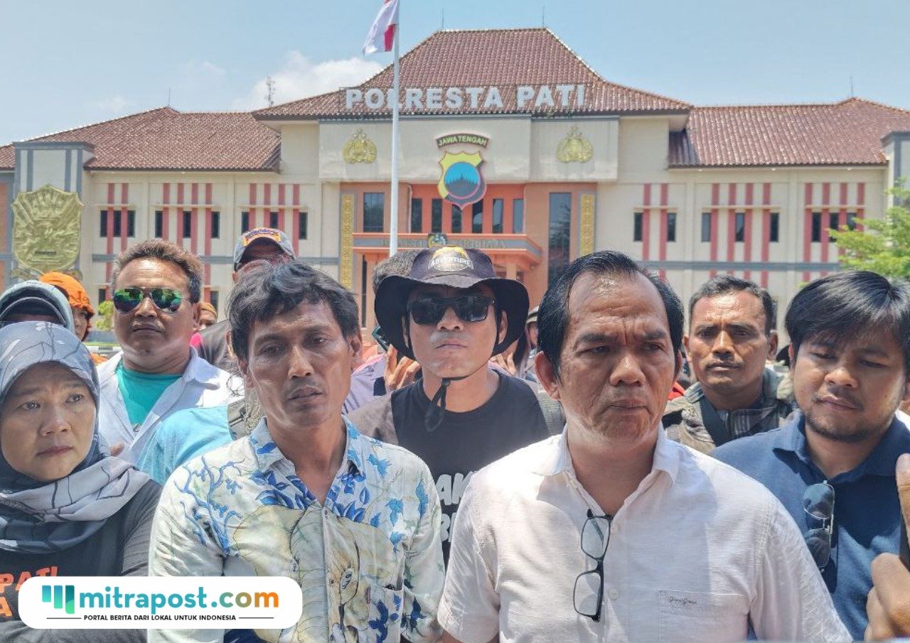 Foto: Warga yang tergabung dalam Masyarakat Pati Bersatu (MPB) menggeruduk Markas Polresta Pati (Mitrapost.com/ Kafi)