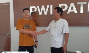 Foto: Agung, pria yang sempat disebut sebagai pelaku pembantingan handphone wartawan (kanan) bersalaman dengan wartawan Tribun Jateng, Mazka Hauzan Naufal (kiri) (Mitrapost.com/ Kafi)