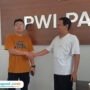 Foto: Agung, pria yang sempat disebut sebagai pelaku pembantingan handphone wartawan (kanan) bersalaman dengan wartawan Tribun Jateng, Mazka Hauzan Naufal (kiri) (Mitrapost.com/ Kafi)