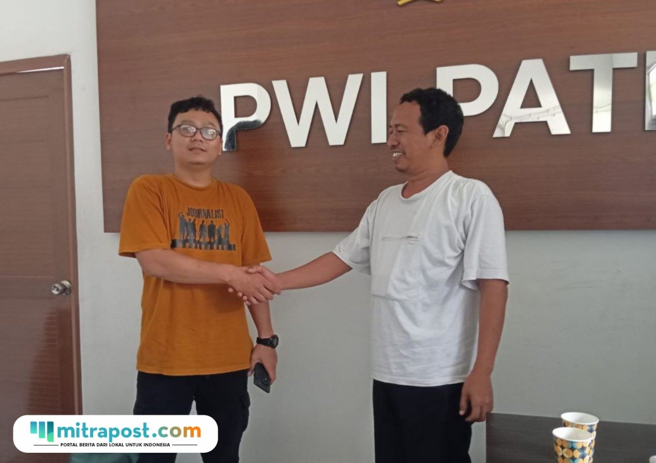 Foto: Agung, pria yang sempat disebut sebagai pelaku pembantingan handphone wartawan (kanan) bersalaman dengan wartawan Tribun Jateng, Mazka Hauzan Naufal (kiri) (Mitrapost.com/ Kafi)
