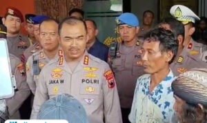 Foto: Kapolresta Pati Kombes Pol Jaka Wahyudi menemui massa (Mitrapost.com/ Kafi)