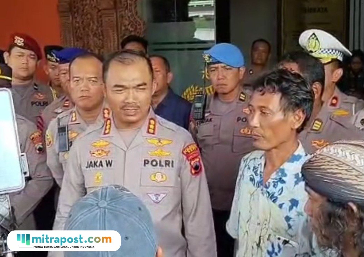 Foto: Kapolresta Pati Kombes Pol Jaka Wahyudi menemui massa (Mitrapost.com/ Kafi)