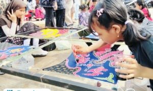 Foto : Sejumlah peserta dari TK dan SD tengah mewarnai Batik di Taman Batik Bakaran Kecamatan Juwana Pati, Sabtu (04/10/2025) pagi. (Sumber. Mitrapost.com/ Ilham)