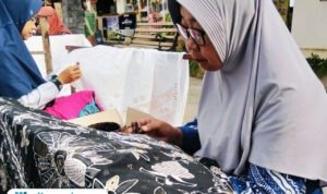 Foto : Emak-emak pengrajin Batik Bakaran Wetan sedang membatik di acara Festival membatik. (Sumber. Mitrapost.com/ Ilham)