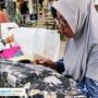 Foto : Emak-emak pengrajin Batik Bakaran Wetan sedang membatik di acara Festival membatik. (Sumber. Mitrapost.com/ Ilham)