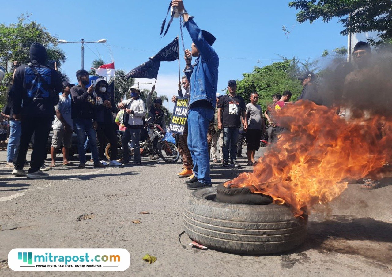 Foto: Ratusan warga dari berbagai penjuru Kabupaten Pati yang tergabung dalam Koalisi Masyarakat Pati Anti Premanisme (KOMPRES) menggelar aksi damai di Alun-Alun Tayu, Senin (6/10/2025) (Mitrapost.com/ Kafi)