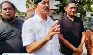 Foto : Ketua Jaringan Masyarakat Peduli Pegunungan Kendeng (JMPPK), Gunretno. (Sumber. Mitrapost.com/ Ilham)