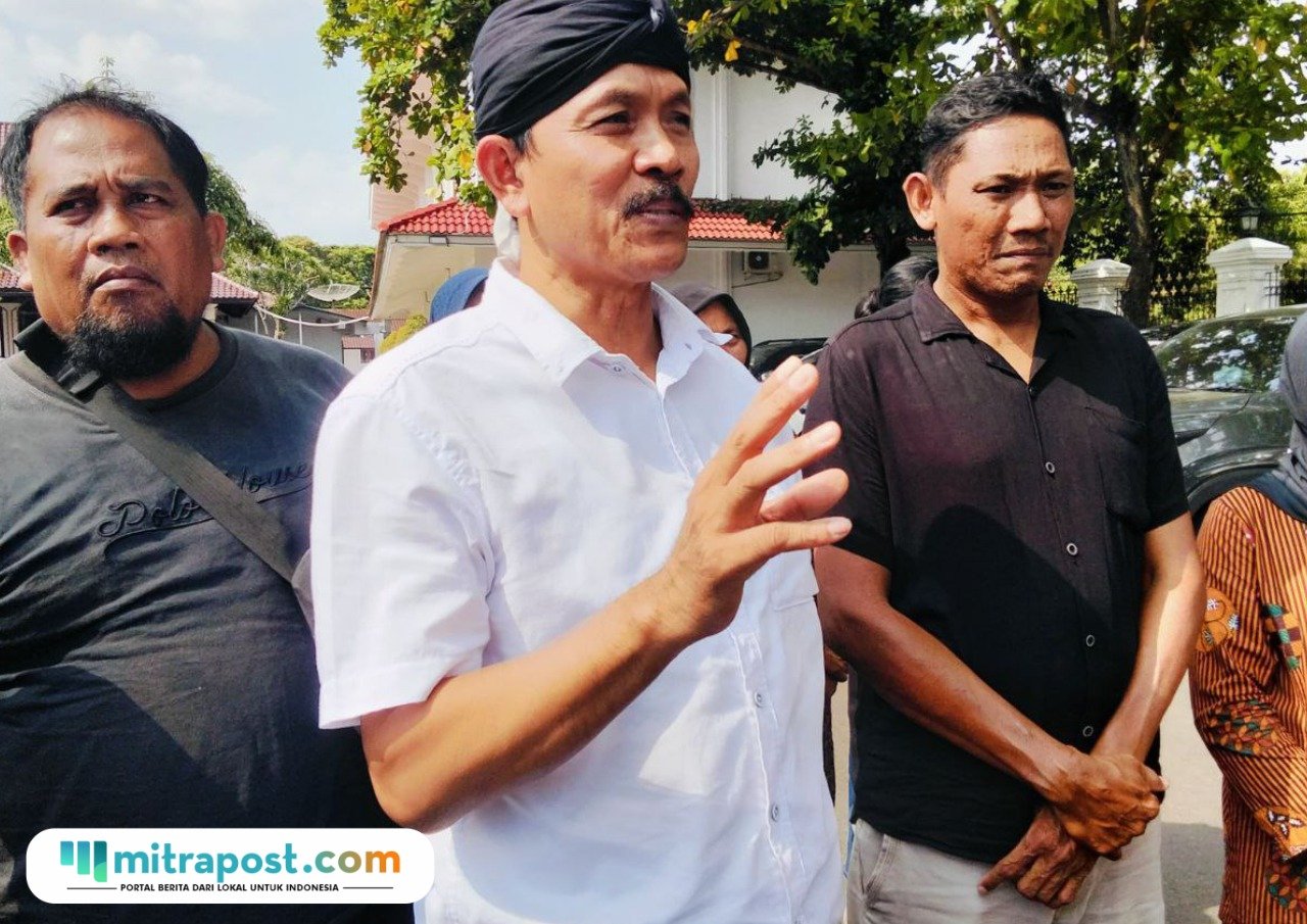 Foto : Ketua Jaringan Masyarakat Peduli Pegunungan Kendeng (JMPPK), Gunretno. (Sumber. Mitrapost.com/ Ilham)
