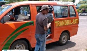 Foto: angkot saat ngetem di di depan SMPN 4 Pati (Mitrapost.com/ Kafi)