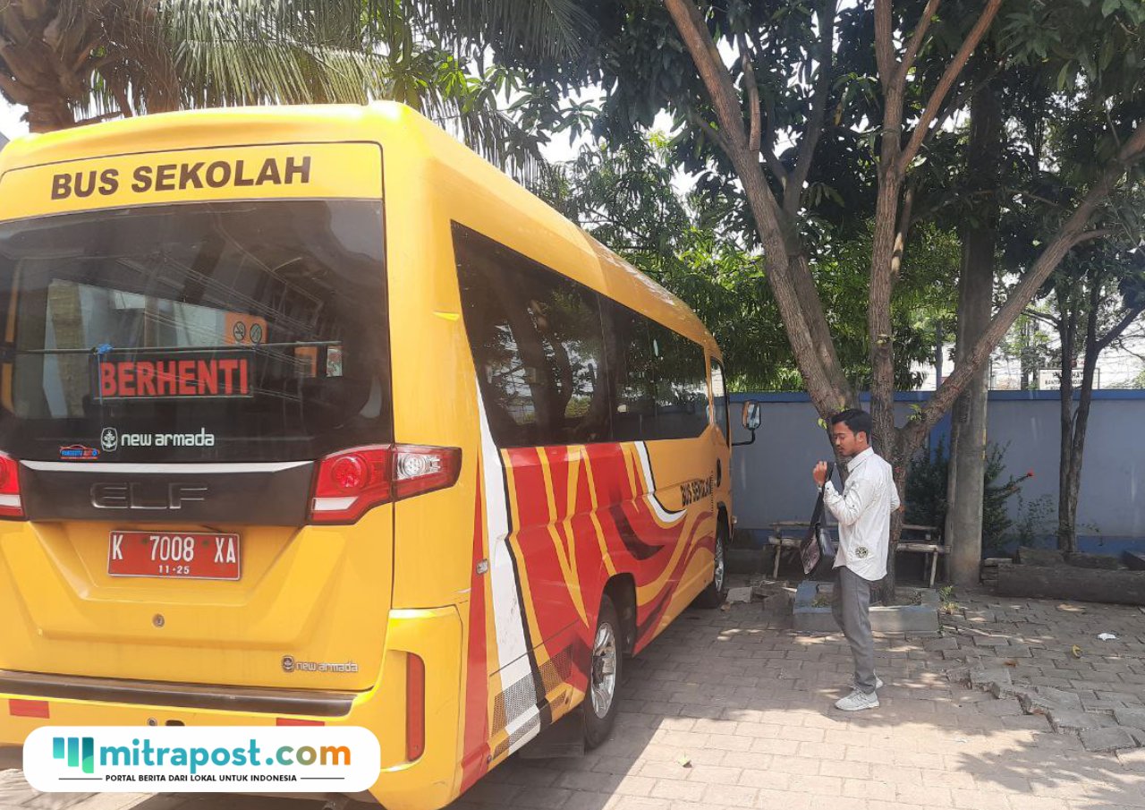 Foto: Bus Sekolah parkir di depan kantor Dishub Kabupaten Pati (Mitrapost.com/ Kafi)
