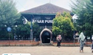 Foto : Kondisi aspal di pasar puri baru Kecamatan Pati berlubang. (Sumber. Mitrapost.com/ Ilham)