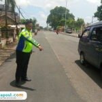 Foto : Polisi menunjukkan lokasi kejadian kecelakaan beruntun di Jalan Pati-Kudus tepat turut Desa Margorejo Kecamatan Margorejo, Rabu siang. (Dok. Satlantas Polresta Pati)