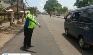 Foto : Polisi menunjukkan lokasi kejadian kecelakaan beruntun di Jalan Pati-Kudus tepat turut Desa Margorejo Kecamatan Margorejo, Rabu siang. (Dok. Satlantas Polresta Pati)
