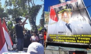 Foto: ratusan warga yang tergabung dalam Solidaritas Pati Timur menggelar aksi demonstrasi damai di Alun-Alun Juwana, Senin (13/10/2025) siang (Mitrapost.com/ Kafi)