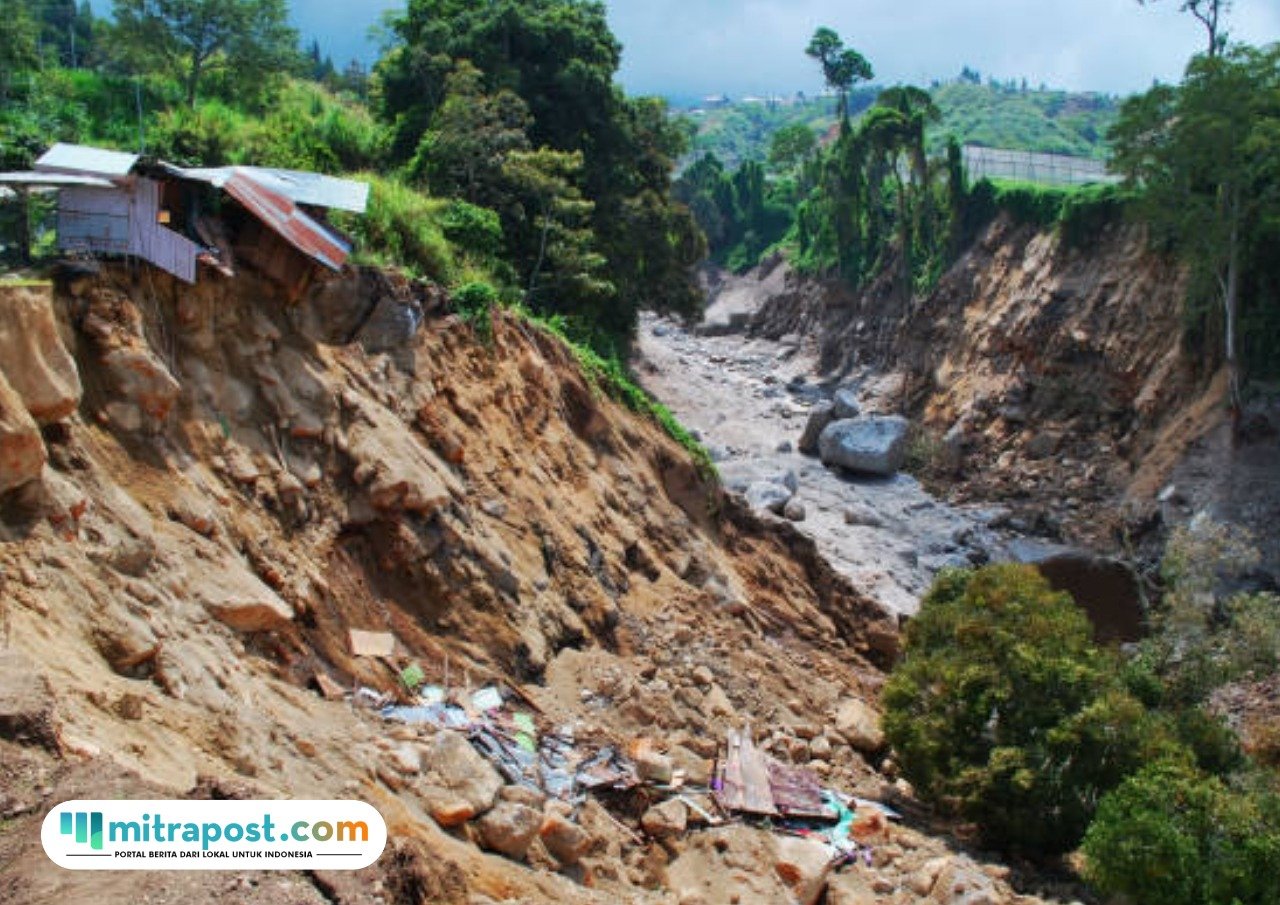 Tanah Longsor Timbun Ponpes di Kabupaten Bandung Barat, 1 Santriwati Tewas