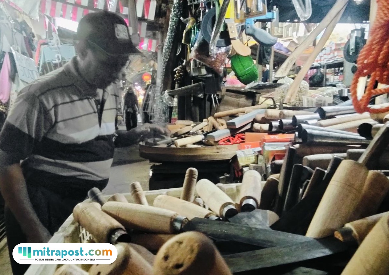 pedagang-pisau-pasar-puri Pedagang di Pasar Puri Keluhkan Sepi Pembeli Sejak Musim Online