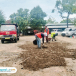 Foto : Tampak sejumlah pekerja tengah melakukan perbaikan di Halaman Pasar Puri Baru Pati. (Sumber. Mitrapost.com/ Ilham)