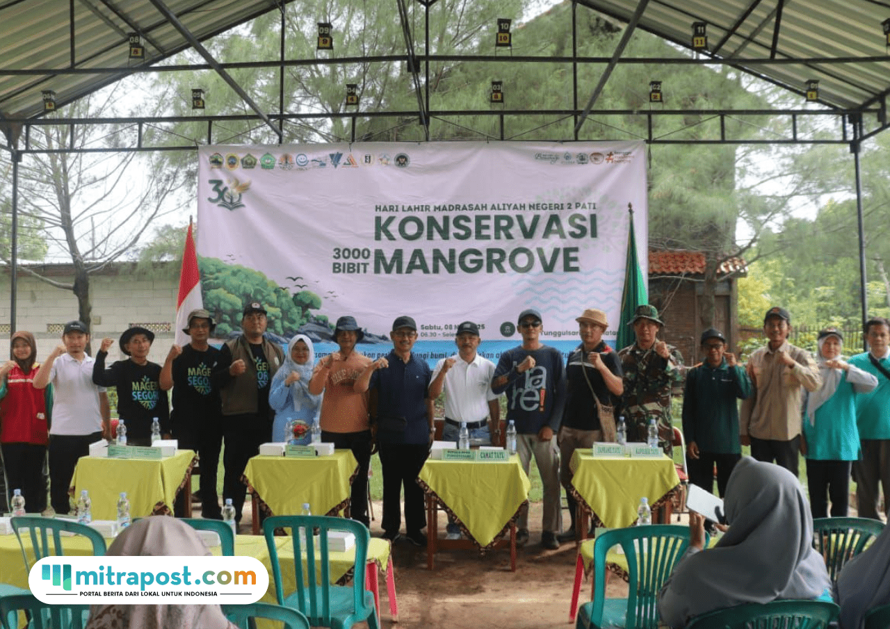 Foto: foto bersama sebelum menanam ribuan bibit mangrove di pesisir Desa Tunggulsari, Kecamatan Tayu, Kabupaten Pati, Sabtu (8/11/2025) (Mitrapost.com/ Kafi)