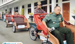 60 Pengayun Becak di Pati Terima Bantuan Becak Listrik dari Presiden