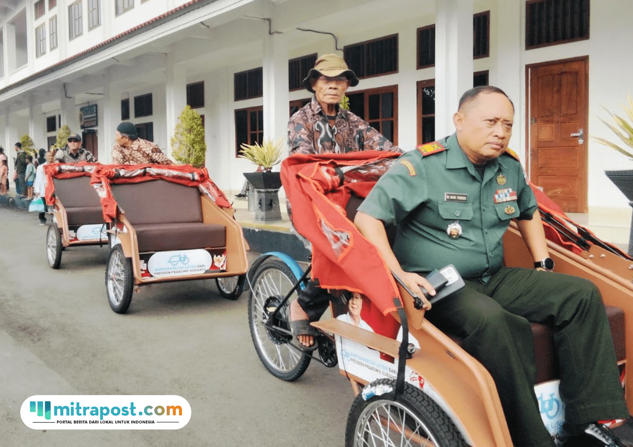 60 Pengayun Becak di Pati Terima Bantuan Becak Listrik dari Presiden